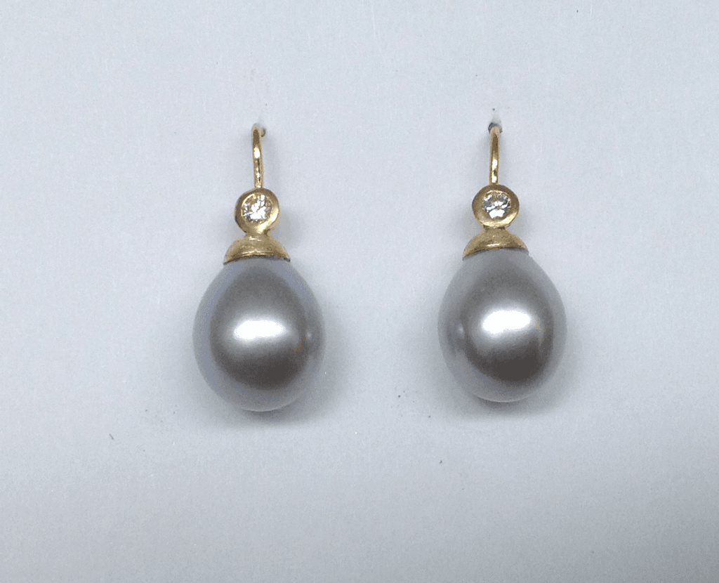 18 carat yellow gold, diamonds, grey freshwater pearls