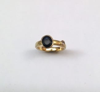 Engagement ring 18 carat gold, blue sapphire, brilliant cut diamond