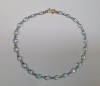 Oval faceted aquamarine beads, 18 carat yellow gold beads and clasp