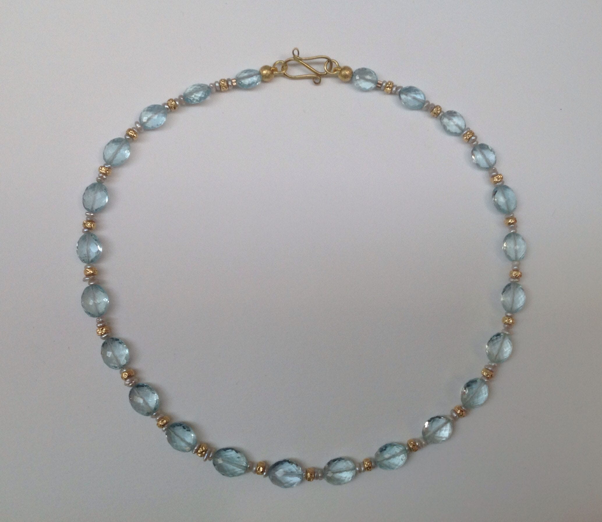 Oval faceted aquamarine beads, 18 carat yellow gold beads and clasp